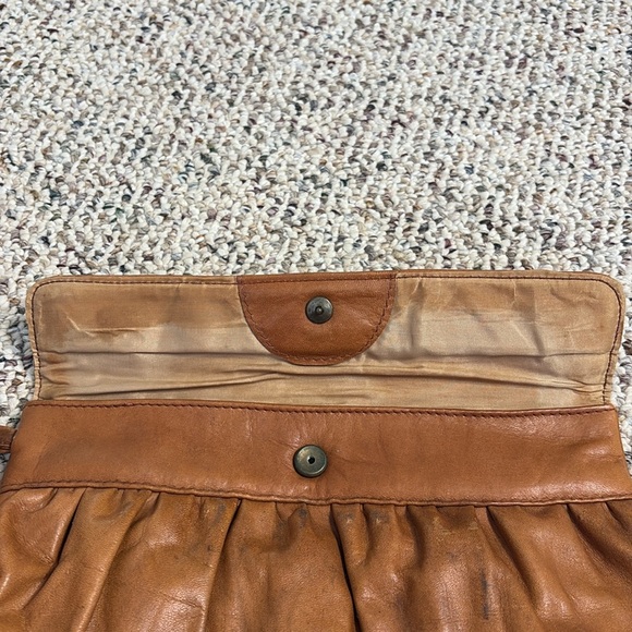 Vtg Camel Colored Leather Clutch. Y2K - Picture 6 of 7